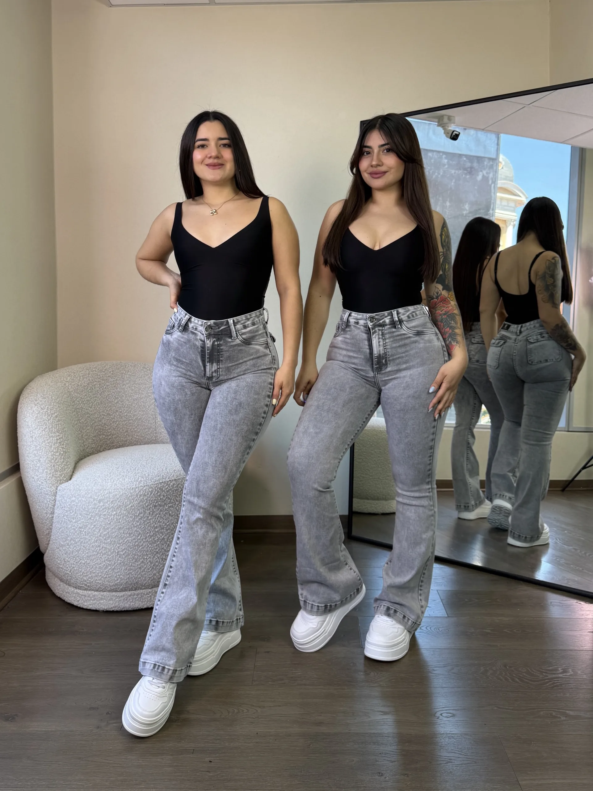 Dos modelos llevan el Flare New York gris hielo; se muestra la prenda completa.